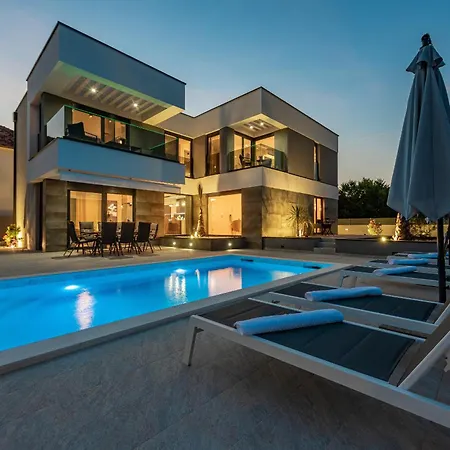 Beautiful Tyara Villa *