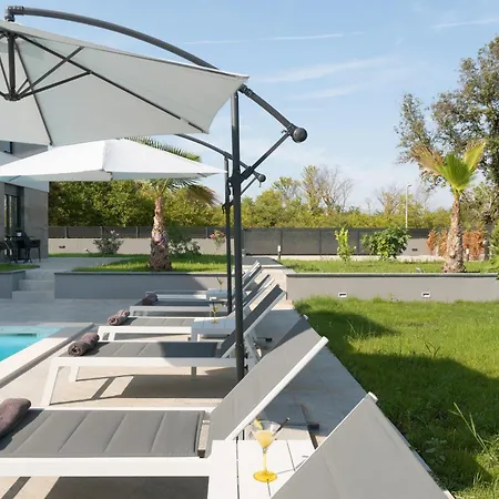 Beautiful Tyara Villa *